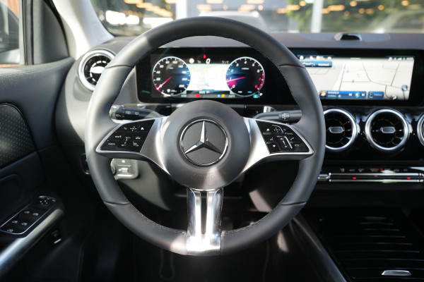 Mercedes-Benz GLA 180 Business Solution Luxury Stuurverwarming Multibeam LED Adapt. Cruise Trekhaak 18''LM