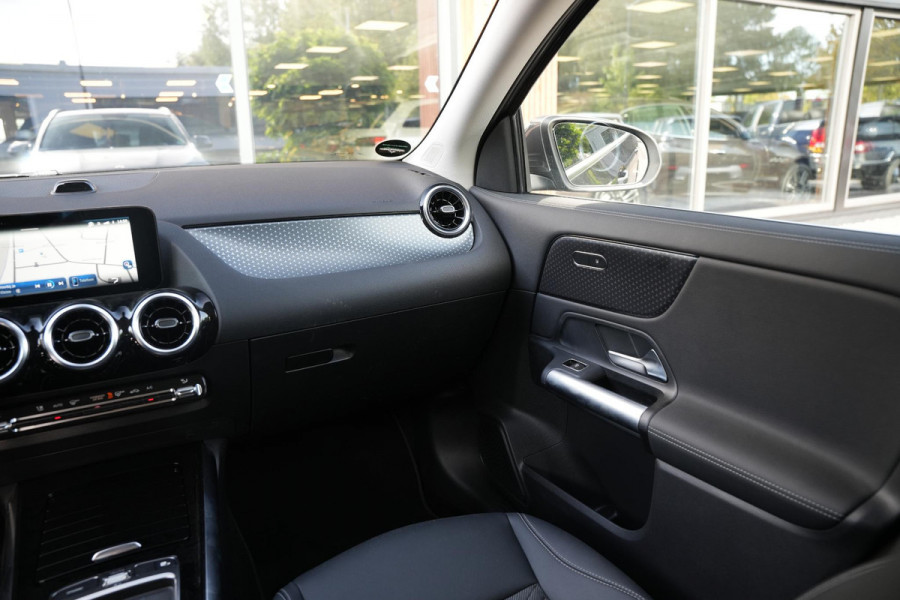 Mercedes-Benz GLA 180 Business Solution Luxury Stuurverwarming Multibeam LED Adapt. Cruise Trekhaak 18''LM
