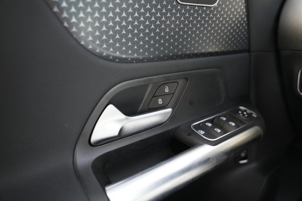 Mercedes-Benz GLA 180 Business Solution Luxury Stuurverwarming Multibeam LED Adapt. Cruise Trekhaak 18''LM