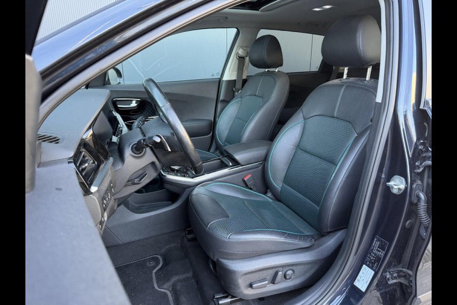 Kia e-Niro ExecutiveLine 64 kWh 17"/SOH 100%/Leder + memory/Schuif-kanteldak/Stuur + stoelverwarming v+a + koeling v/Dodehoek/Keyless/Apple Carplay & Android Auto