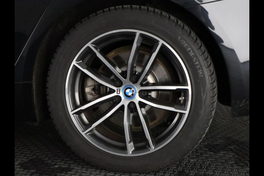 BMW 5 Serie Touring 530e Business Edition Plus M-Pakket | Stoelverwarming | Harman Kardon | Schuif-/Kanteldak | 1e eigenaar |