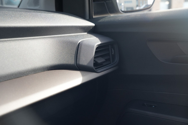 Ford E-Transit Courier Trend 46 kWh 136pk - Stoel/Stuurverwarming - Vloerplaat - Camera - Cruise - Carplay/Android - Rijklaar