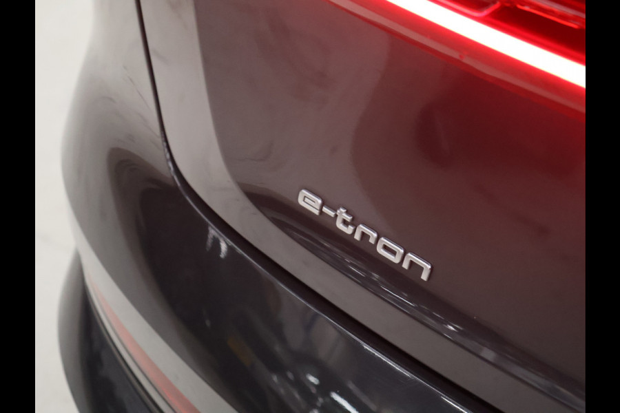 Audi e-tron 55 quattro Business edition Plus 95 kWh [SCHUIFKANTELDAK, APPLE CARPLAY, ANDROID,  ADAPTIVE CRUISE CONTROL, STOELVERWARMING, MEMORY SEATS, DIGITAL DASH, PDC V+A, LEDER, ELEKTRISCHE ACHTERKLEP, NAVIGATIE, CLIMATE CONTROL, NIEUWSTAAT