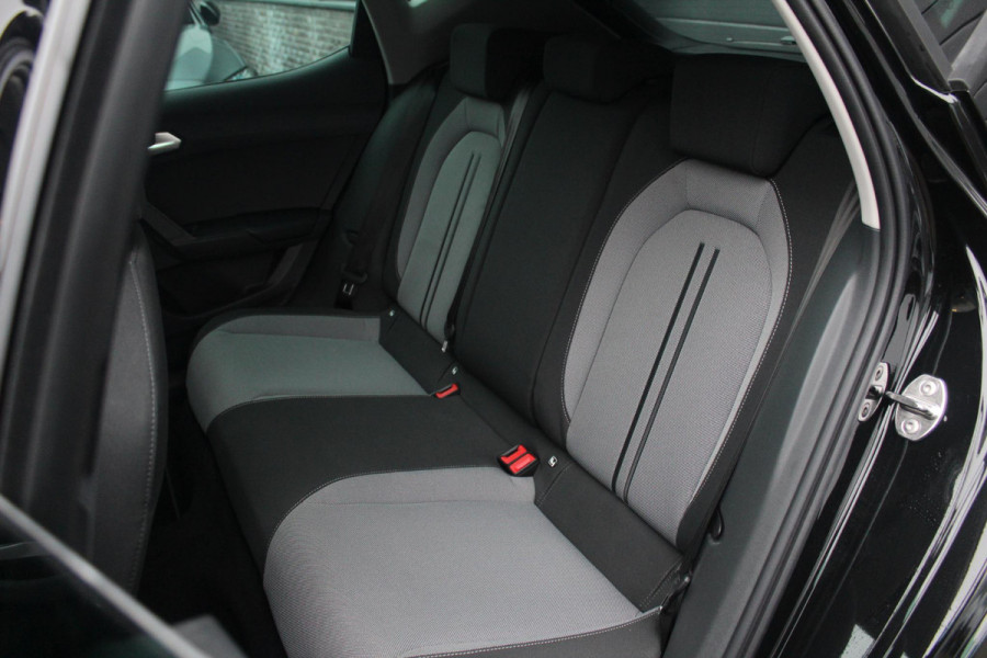 Seat Leon 1.5 eTSI Style Business Intense Automaat | Stoel en Stuur verwarming | Camera | LED