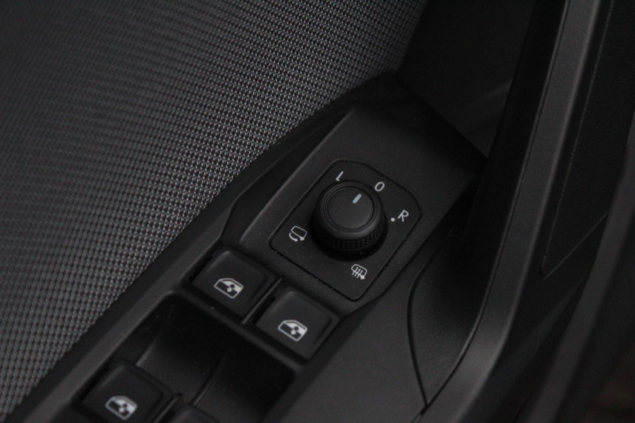 Seat Leon 1.5 eTSI Style Business Intense Automaat | Stoel en Stuur verwarming | Camera | LED