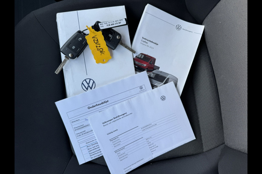 Volkswagen Crafter 35 2.0 TDI L3 DC Trendline Trekhaak 2800kg Trekgewicht Airco Cruise Carplay laadbak 2.700X 2.030