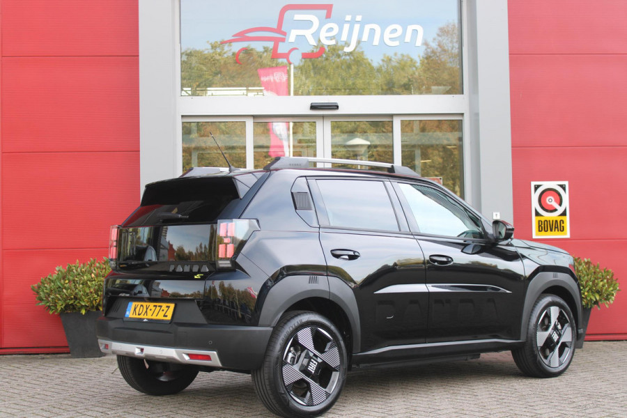 Fiat Grande Panda LA PRIMA 11 kW 44 kWh | WINTER PACK: (VERWARMBARE VOORSTOELEN, VERWARMBAAR STUURWIEL, VERWARMBARE VOORRUIT) | 17" LICHTMETALEN VELGEN "GLOSSY BLACK" | ELEKTRISCH INKLAPBARE BUITENSPIEGELS | MIDDENARMSTEUN VOOR | NAVIGATIE | DRAADLOZE TELEFOONLADER | ACHTERUITRIJ CAMERA MET DYNAMISCHE HULPLIJNEN | REGENSENSOR | CLIMATE CONTROL | DAB+ RADIO | DRAADLOZE APPLE CARPLAY/ANDROID AUTO | GETINTE ACHTERRUITEN | PARKEERSENSOREN VOOR EN ACHTER | CINEMA BLACK |