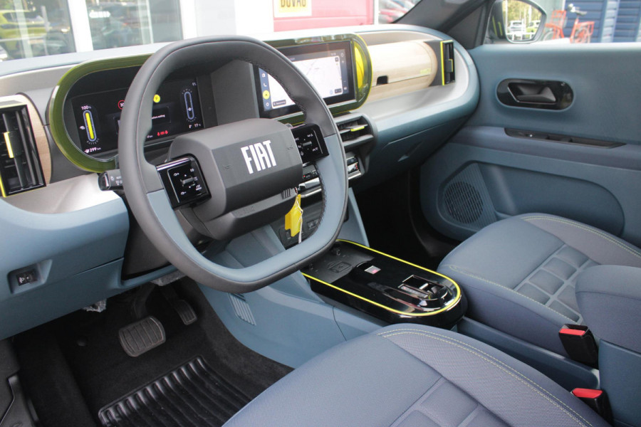Fiat Grande Panda LA PRIMA 11 kW 44 kWh | WINTER PACK: (VERWARMBARE VOORSTOELEN, VERWARMBAAR STUURWIEL, VERWARMBARE VOORRUIT) | 17" LICHTMETALEN VELGEN "GLOSSY BLACK" | ELEKTRISCH INKLAPBARE BUITENSPIEGELS | MIDDENARMSTEUN VOOR | NAVIGATIE | DRAADLOZE TELEFOONLADER | ACHTERUITRIJ CAMERA MET DYNAMISCHE HULPLIJNEN | REGENSENSOR | CLIMATE CONTROL | DAB+ RADIO | DRAADLOZE APPLE CARPLAY/ANDROID AUTO | GETINTE ACHTERRUITEN | PARKEERSENSOREN VOOR EN ACHTER | CINEMA BLACK |