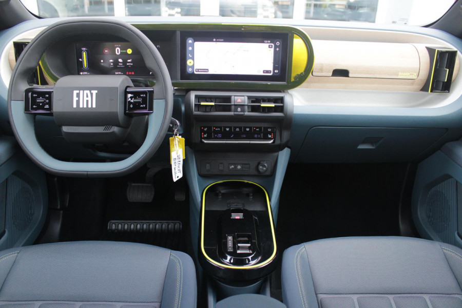 Fiat Grande Panda LA PRIMA 11 kW 44 kWh | WINTER PACK: (VERWARMBARE VOORSTOELEN, VERWARMBAAR STUURWIEL, VERWARMBARE VOORRUIT) | 17" LICHTMETALEN VELGEN "GLOSSY BLACK" | ELEKTRISCH INKLAPBARE BUITENSPIEGELS | MIDDENARMSTEUN VOOR | NAVIGATIE | DRAADLOZE TELEFOONLADER | ACHTERUITRIJ CAMERA MET DYNAMISCHE HULPLIJNEN | REGENSENSOR | CLIMATE CONTROL | DAB+ RADIO | DRAADLOZE APPLE CARPLAY/ANDROID AUTO | GETINTE ACHTERRUITEN | PARKEERSENSOREN VOOR EN ACHTER | CINEMA BLACK |