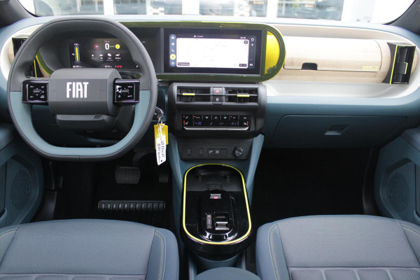 Fiat Grande Panda LA PRIMA 11 kW 44 kWh | WINTER PACK: (VERWARMBARE VOORSTOELEN, VERWARMBAAR STUURWIEL, VERWARMBARE VOORRUIT) | 17" LICHTMETALEN VELGEN "GLOSSY BLACK" | ELEKTRISCH INKLAPBARE BUITENSPIEGELS | MIDDENARMSTEUN VOOR | NAVIGATIE | DRAADLOZE TELEFOONLADER | ACHTERUITRIJ CAMERA MET DYNAMISCHE HULPLIJNEN | REGENSENSOR | CLIMATE CONTROL | DAB+ RADIO | DRAADLOZE APPLE CARPLAY/ANDROID AUTO | GETINTE ACHTERRUITEN | PARKEERSENSOREN VOOR EN ACHTER | CINEMA BLACK |