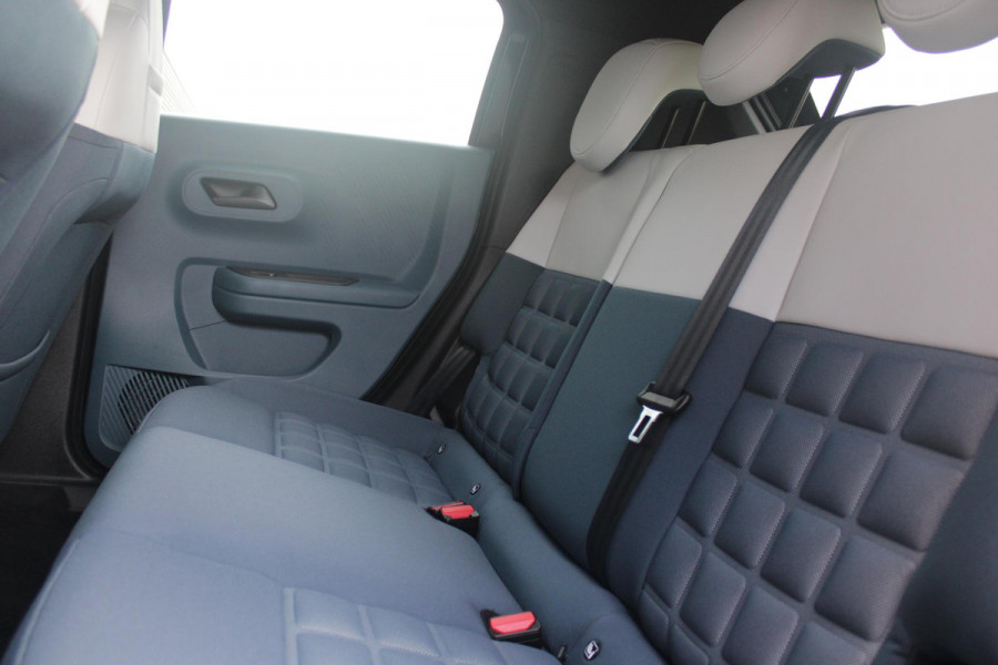Fiat Grande Panda LA PRIMA 11 kW 44 kWh | WINTER PACK: (VERWARMBARE VOORSTOELEN, VERWARMBAAR STUURWIEL, VERWARMBARE VOORRUIT) | 17" LICHTMETALEN VELGEN "GLOSSY BLACK" | ELEKTRISCH INKLAPBARE BUITENSPIEGELS | MIDDENARMSTEUN VOOR | NAVIGATIE | DRAADLOZE TELEFOONLADER | ACHTERUITRIJ CAMERA MET DYNAMISCHE HULPLIJNEN | REGENSENSOR | CLIMATE CONTROL | DAB+ RADIO | DRAADLOZE APPLE CARPLAY/ANDROID AUTO | GETINTE ACHTERRUITEN | PARKEERSENSOREN VOOR EN ACHTER | CINEMA BLACK |