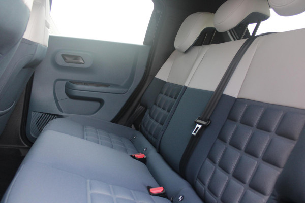 Fiat Grande Panda LA PRIMA 11 kW 44 kWh | WINTER PACK: (VERWARMBARE VOORSTOELEN, VERWARMBAAR STUURWIEL, VERWARMBARE VOORRUIT) | 17" LICHTMETALEN VELGEN "GLOSSY BLACK" | ELEKTRISCH INKLAPBARE BUITENSPIEGELS | MIDDENARMSTEUN VOOR | NAVIGATIE | DRAADLOZE TELEFOONLADER | ACHTERUITRIJ CAMERA MET DYNAMISCHE HULPLIJNEN | REGENSENSOR | CLIMATE CONTROL | DAB+ RADIO | DRAADLOZE APPLE CARPLAY/ANDROID AUTO | GETINTE ACHTERRUITEN | PARKEERSENSOREN VOOR EN ACHTER | CINEMA BLACK |