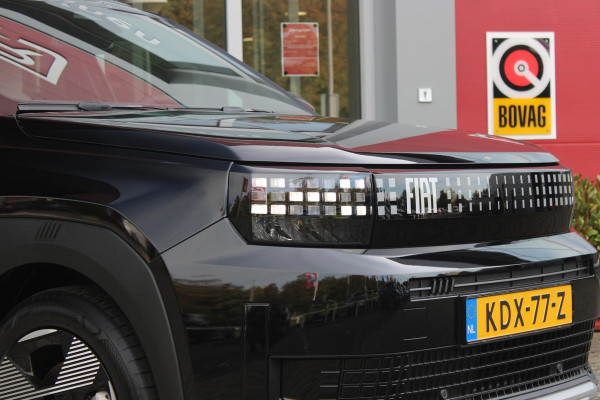 Fiat Grande Panda LA PRIMA 11 kW 44 kWh | WINTER PACK: (VERWARMBARE VOORSTOELEN, VERWARMBAAR STUURWIEL, VERWARMBARE VOORRUIT) | 17" LICHTMETALEN VELGEN "GLOSSY BLACK" | ELEKTRISCH INKLAPBARE BUITENSPIEGELS | MIDDENARMSTEUN VOOR | NAVIGATIE | DRAADLOZE TELEFOONLADER | ACHTERUITRIJ CAMERA MET DYNAMISCHE HULPLIJNEN | REGENSENSOR | CLIMATE CONTROL | DAB+ RADIO | DRAADLOZE APPLE CARPLAY/ANDROID AUTO | GETINTE ACHTERRUITEN | PARKEERSENSOREN VOOR EN ACHTER | CINEMA BLACK |