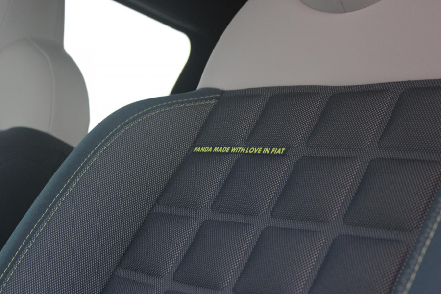 Fiat Grande Panda LA PRIMA 11 kW 44 kWh | WINTER PACK: (VERWARMBARE VOORSTOELEN, VERWARMBAAR STUURWIEL, VERWARMBARE VOORRUIT) | 17" LICHTMETALEN VELGEN "GLOSSY BLACK" | ELEKTRISCH INKLAPBARE BUITENSPIEGELS | MIDDENARMSTEUN VOOR | NAVIGATIE | DRAADLOZE TELEFOONLADER | ACHTERUITRIJ CAMERA MET DYNAMISCHE HULPLIJNEN | REGENSENSOR | CLIMATE CONTROL | DAB+ RADIO | DRAADLOZE APPLE CARPLAY/ANDROID AUTO | GETINTE ACHTERRUITEN | PARKEERSENSOREN VOOR EN ACHTER | CINEMA BLACK |