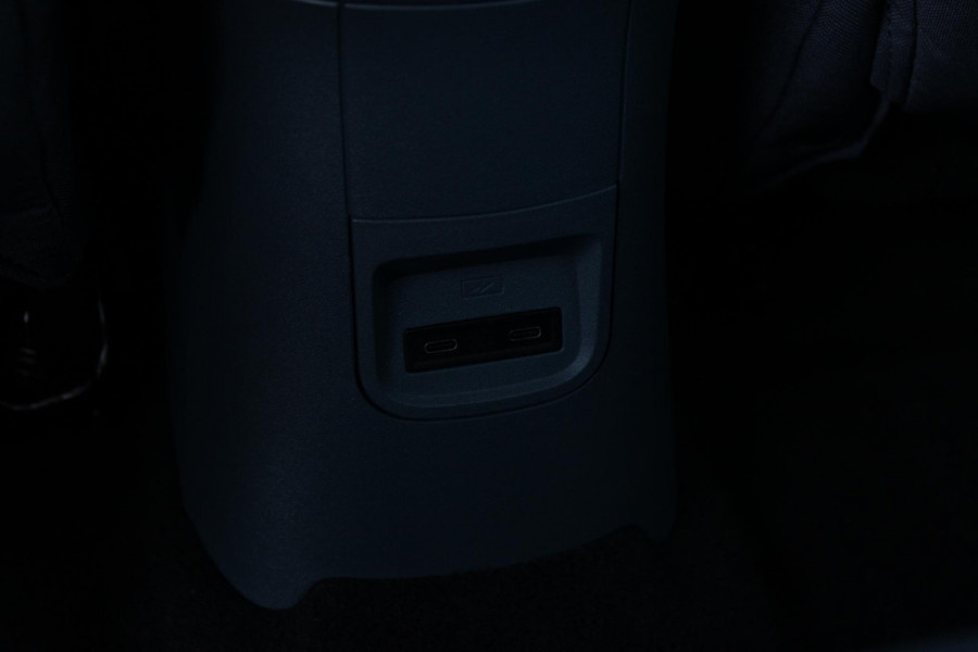Fiat Grande Panda LA PRIMA 11 kW 44 kWh | WINTER PACK: (VERWARMBARE VOORSTOELEN, VERWARMBAAR STUURWIEL, VERWARMBARE VOORRUIT) | 17" LICHTMETALEN VELGEN "GLOSSY BLACK" | ELEKTRISCH INKLAPBARE BUITENSPIEGELS | MIDDENARMSTEUN VOOR | NAVIGATIE | DRAADLOZE TELEFOONLADER | ACHTERUITRIJ CAMERA MET DYNAMISCHE HULPLIJNEN | REGENSENSOR | CLIMATE CONTROL | DAB+ RADIO | DRAADLOZE APPLE CARPLAY/ANDROID AUTO | GETINTE ACHTERRUITEN | PARKEERSENSOREN VOOR EN ACHTER | CINEMA BLACK |