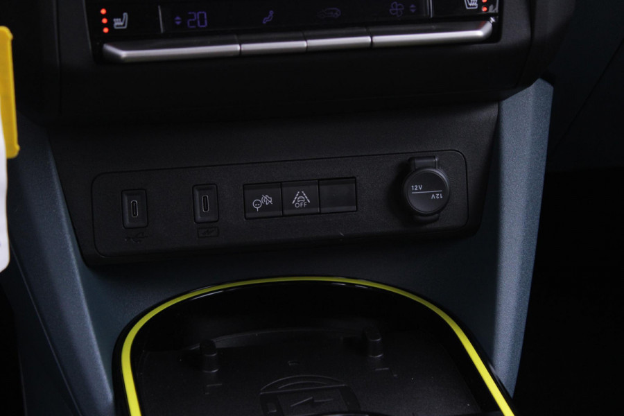 Fiat Grande Panda LA PRIMA 11 kW 44 kWh | WINTER PACK: (VERWARMBARE VOORSTOELEN, VERWARMBAAR STUURWIEL, VERWARMBARE VOORRUIT) | 17" LICHTMETALEN VELGEN "GLOSSY BLACK" | ELEKTRISCH INKLAPBARE BUITENSPIEGELS | MIDDENARMSTEUN VOOR | NAVIGATIE | DRAADLOZE TELEFOONLADER | ACHTERUITRIJ CAMERA MET DYNAMISCHE HULPLIJNEN | REGENSENSOR | CLIMATE CONTROL | DAB+ RADIO | DRAADLOZE APPLE CARPLAY/ANDROID AUTO | GETINTE ACHTERRUITEN | PARKEERSENSOREN VOOR EN ACHTER | CINEMA BLACK |
