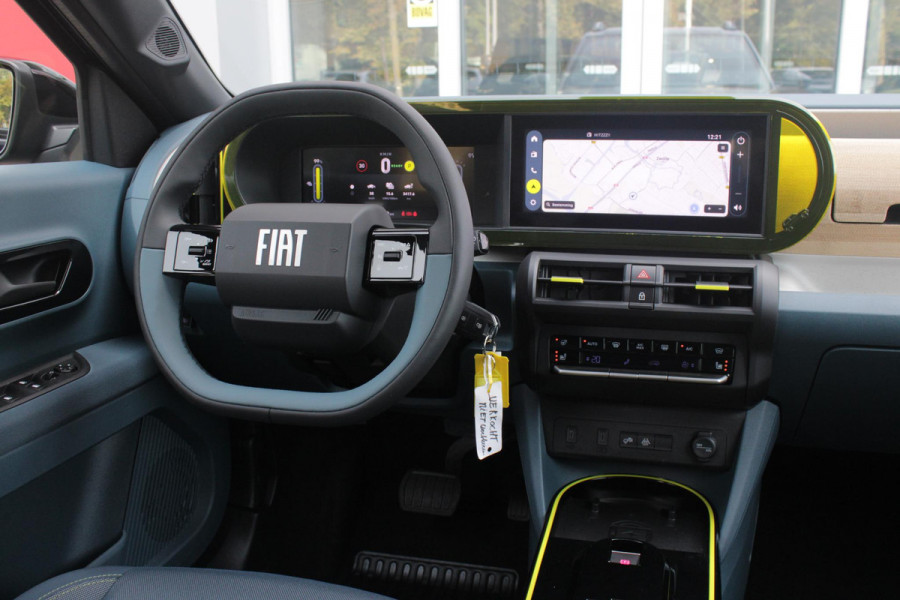 Fiat Grande Panda LA PRIMA 11 kW 44 kWh | WINTER PACK: (VERWARMBARE VOORSTOELEN, VERWARMBAAR STUURWIEL, VERWARMBARE VOORRUIT) | 17" LICHTMETALEN VELGEN "GLOSSY BLACK" | ELEKTRISCH INKLAPBARE BUITENSPIEGELS | MIDDENARMSTEUN VOOR | NAVIGATIE | DRAADLOZE TELEFOONLADER | ACHTERUITRIJ CAMERA MET DYNAMISCHE HULPLIJNEN | REGENSENSOR | CLIMATE CONTROL | DAB+ RADIO | DRAADLOZE APPLE CARPLAY/ANDROID AUTO | GETINTE ACHTERRUITEN | PARKEERSENSOREN VOOR EN ACHTER | CINEMA BLACK |