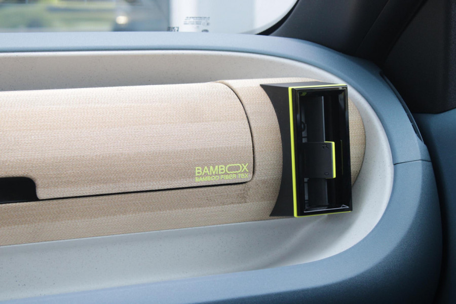 Fiat Grande Panda LA PRIMA 11 kW 44 kWh | WINTER PACK: (VERWARMBARE VOORSTOELEN, VERWARMBAAR STUURWIEL, VERWARMBARE VOORRUIT) | 17" LICHTMETALEN VELGEN "GLOSSY BLACK" | ELEKTRISCH INKLAPBARE BUITENSPIEGELS | MIDDENARMSTEUN VOOR | NAVIGATIE | DRAADLOZE TELEFOONLADER | ACHTERUITRIJ CAMERA MET DYNAMISCHE HULPLIJNEN | REGENSENSOR | CLIMATE CONTROL | DAB+ RADIO | DRAADLOZE APPLE CARPLAY/ANDROID AUTO | GETINTE ACHTERRUITEN | PARKEERSENSOREN VOOR EN ACHTER | CINEMA BLACK |
