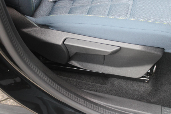 Fiat Grande Panda LA PRIMA 11 kW 44 kWh | WINTER PACK: (VERWARMBARE VOORSTOELEN, VERWARMBAAR STUURWIEL, VERWARMBARE VOORRUIT) | 17" LICHTMETALEN VELGEN "GLOSSY BLACK" | ELEKTRISCH INKLAPBARE BUITENSPIEGELS | MIDDENARMSTEUN VOOR | NAVIGATIE | DRAADLOZE TELEFOONLADER | ACHTERUITRIJ CAMERA MET DYNAMISCHE HULPLIJNEN | REGENSENSOR | CLIMATE CONTROL | DAB+ RADIO | DRAADLOZE APPLE CARPLAY/ANDROID AUTO | GETINTE ACHTERRUITEN | PARKEERSENSOREN VOOR EN ACHTER | CINEMA BLACK |