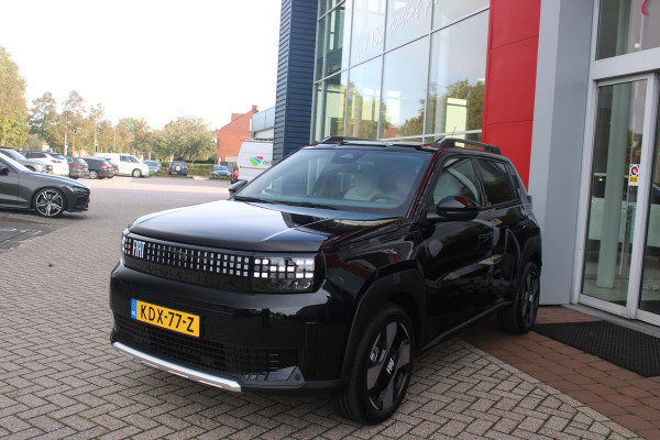 Fiat Grande Panda LA PRIMA 11 kW 44 kWh | WINTER PACK: (VERWARMBARE VOORSTOELEN, VERWARMBAAR STUURWIEL, VERWARMBARE VOORRUIT) | 17" LICHTMETALEN VELGEN "GLOSSY BLACK" | ELEKTRISCH INKLAPBARE BUITENSPIEGELS | MIDDENARMSTEUN VOOR | NAVIGATIE | DRAADLOZE TELEFOONLADER | ACHTERUITRIJ CAMERA MET DYNAMISCHE HULPLIJNEN | REGENSENSOR | CLIMATE CONTROL | DAB+ RADIO | DRAADLOZE APPLE CARPLAY/ANDROID AUTO | GETINTE ACHTERRUITEN | PARKEERSENSOREN VOOR EN ACHTER | CINEMA BLACK |