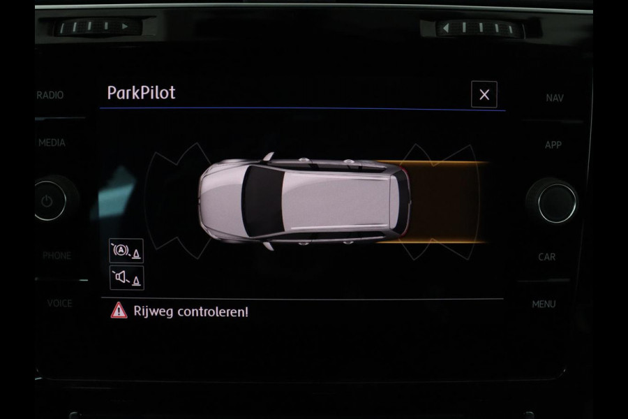 Volkswagen Golf Variant 1.0 TSI Highline Business R | Adaptive cruise | Park assist | Trekhaak | Navigatie | Carplay | Climate control| Full LED | R-Line |