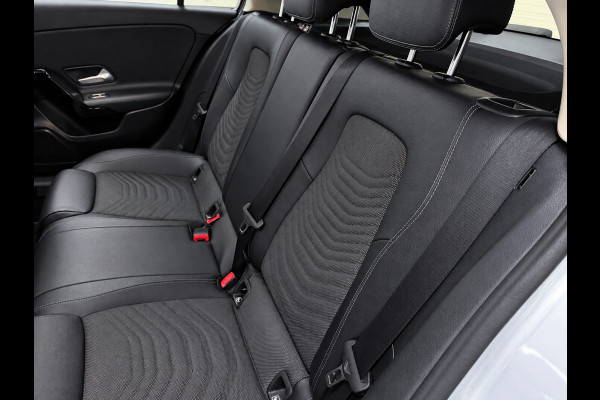 Mercedes-Benz A-Klasse 180 BUSINESS EDITION AUTOMAAT/NAVI/ECC/PDC/CRUISE///