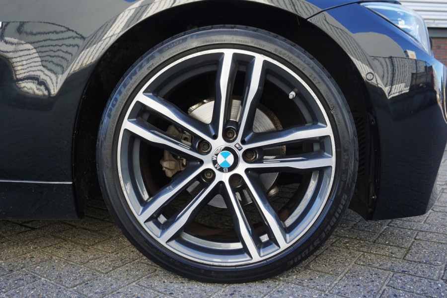 BMW 3 Serie 318i Edition M Sport Shadow Executive/19 Inch/ Carplay/Camera.