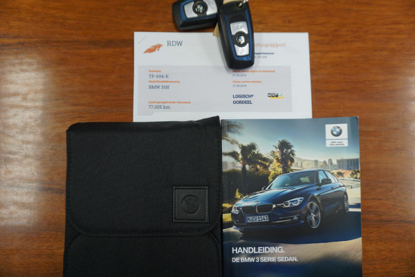 BMW 3 Serie 318i Edition M Sport Shadow Executive/19 Inch/ Carplay/Camera.