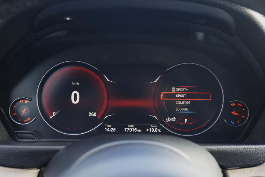 BMW 3 Serie 318i Edition M Sport Shadow Executive/19 Inch/ Carplay/Camera.