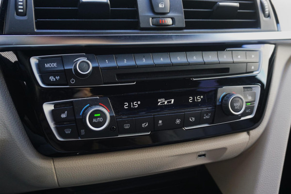 BMW 3 Serie 318i Edition M Sport Shadow Executive/19 Inch/ Carplay/Camera.