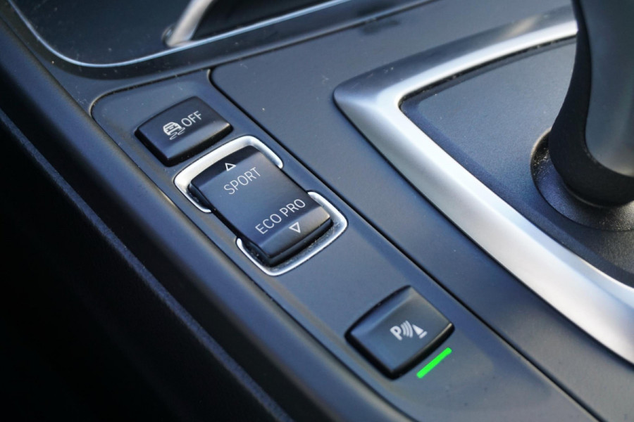 BMW 3 Serie 318i Edition M Sport Shadow Executive/19 Inch/ Carplay/Camera.