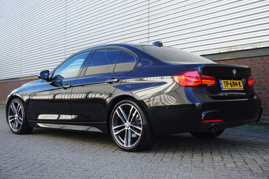BMW 3 Serie 318i Edition M Sport Shadow Executive/19 Inch/ Carplay/Camera.