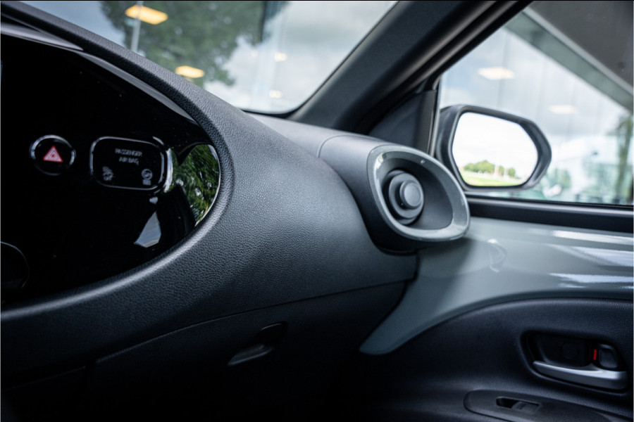 Toyota Aygo X Hybrid 115 pulse Automaat ** Stoelverwarming ** Camera ** Carplay ** Keyless