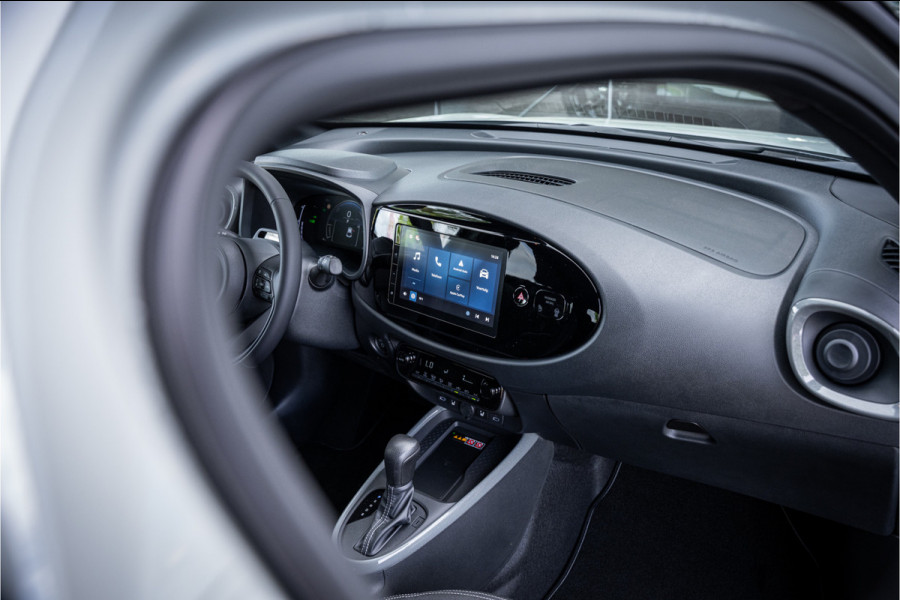 Toyota Aygo X Hybrid 115 pulse Automaat ** Stoelverwarming ** Camera ** Carplay ** Keyless