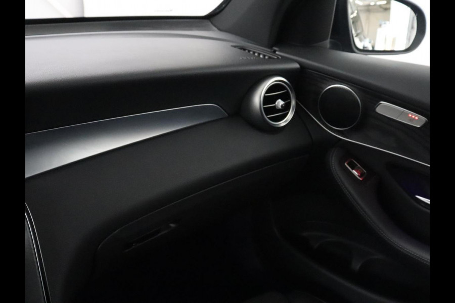 Mercedes-Benz GLC 300e 4MATIC Premium Plus | SOH 94,4% | Half leder | Cruise control | Stoelverwarming | Trekhaak | Camera | Park assist | Carplay | Sfeerverlichting | Climate control