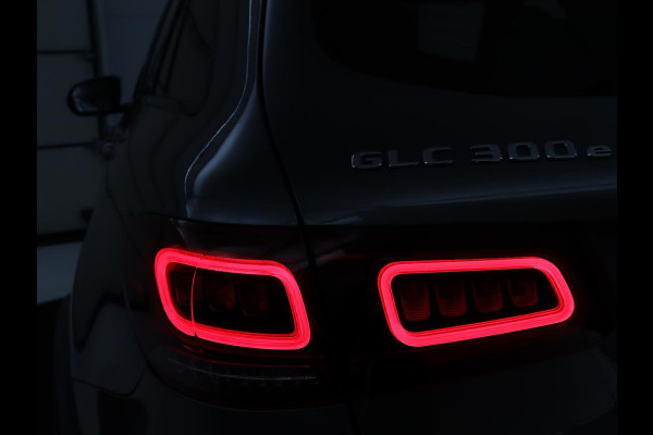 Mercedes-Benz GLC 300e 4MATIC Premium Plus | SOH 94,4% | Half leder | Cruise control | Stoelverwarming | Trekhaak | Camera | Park assist | Carplay | Sfeerverlichting | Climate control