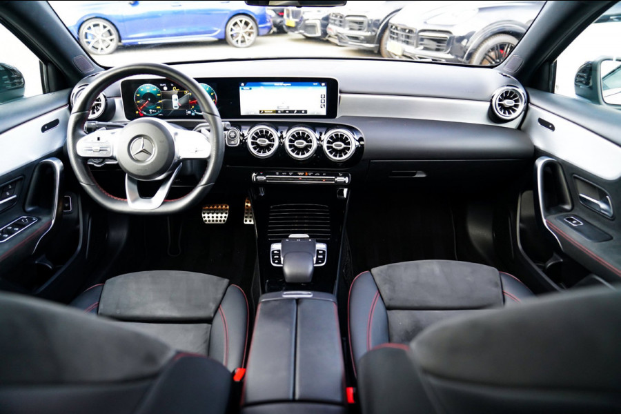 Mercedes-Benz A-Klasse 180 Premium Plus | Stoelverwarming | Panorama dak | Achteruitrijcamera | Digitaal dashboard