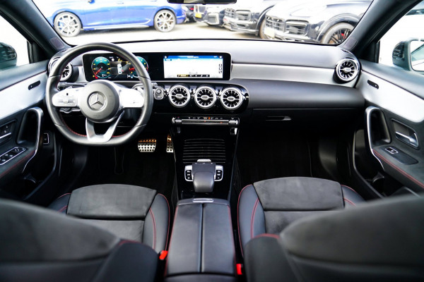 Mercedes-Benz A-Klasse 180 Premium Plus | Stoelverwarming | Panorama dak | Achteruitrijcamera | Digitaal dashboard