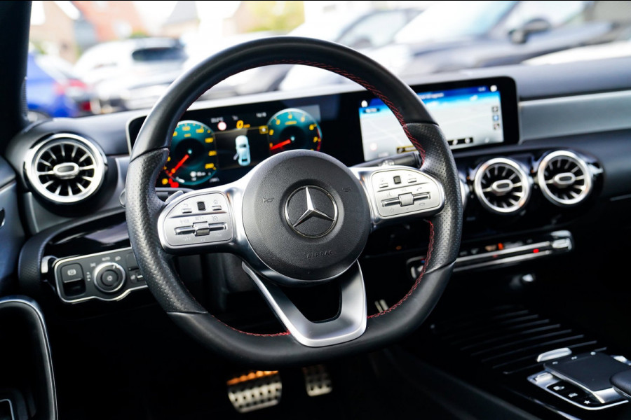 Mercedes-Benz A-Klasse 180 Premium Plus | Stoelverwarming | Panorama dak | Achteruitrijcamera | Digitaal dashboard