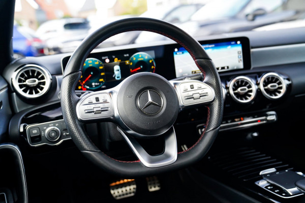 Mercedes-Benz A-Klasse 180 Premium Plus | Stoelverwarming | Panorama dak | Achteruitrijcamera | Digitaal dashboard
