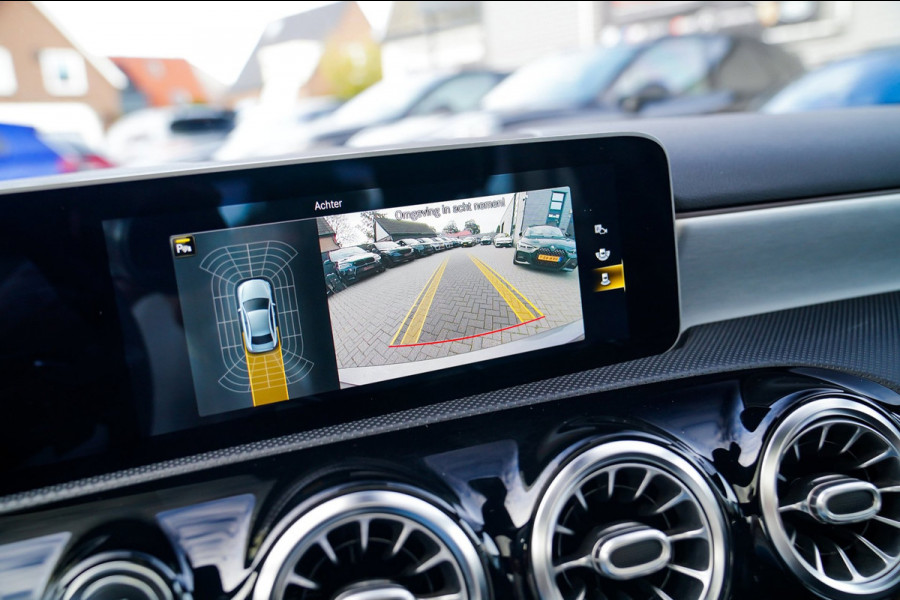 Mercedes-Benz A-Klasse 180 Premium Plus | Stoelverwarming | Panorama dak | Achteruitrijcamera | Digitaal dashboard