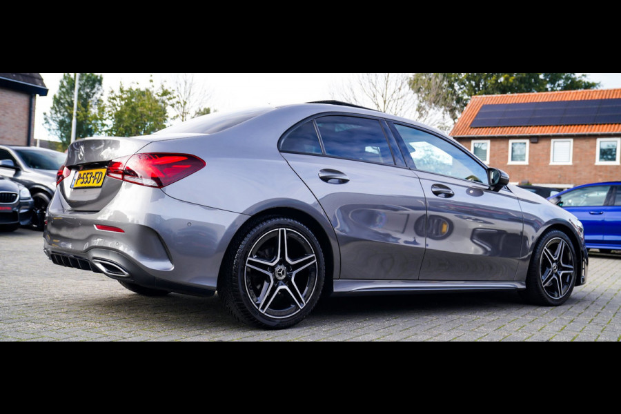 Mercedes-Benz A-Klasse 180 Premium Plus | Stoelverwarming | Panorama dak | Achteruitrijcamera | Digitaal dashboard