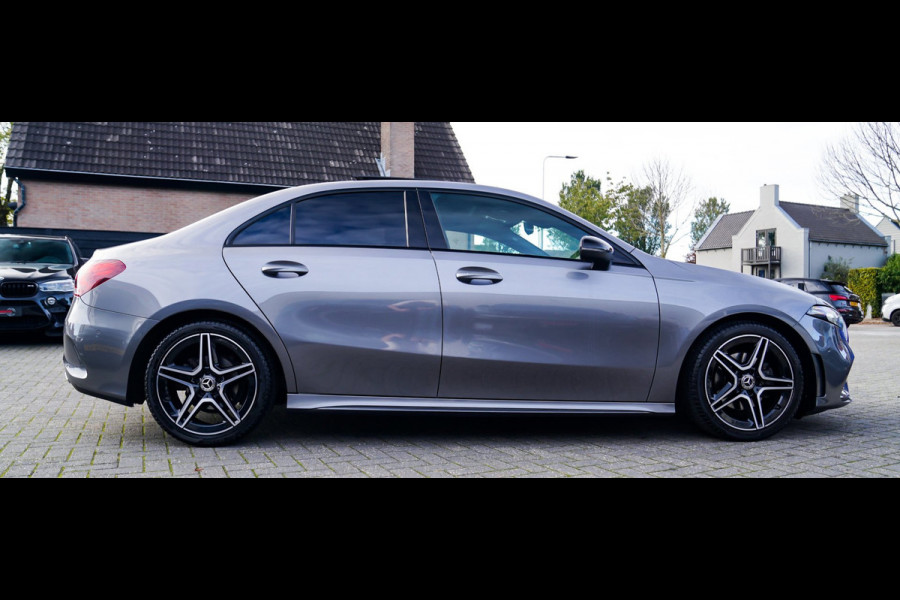 Mercedes-Benz A-Klasse 180 Premium Plus | Stoelverwarming | Panorama dak | Achteruitrijcamera | Digitaal dashboard