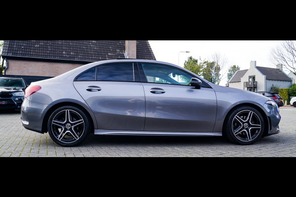 Mercedes-Benz A-Klasse 180 Premium Plus | Stoelverwarming | Panorama dak | Achteruitrijcamera | Digitaal dashboard