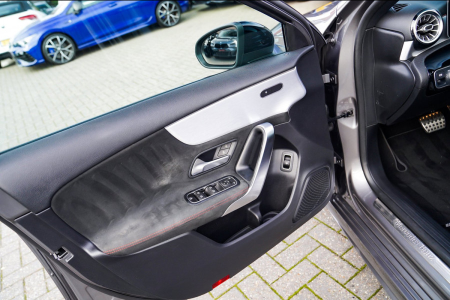 Mercedes-Benz A-Klasse 180 Premium Plus | Stoelverwarming | Panorama dak | Achteruitrijcamera | Digitaal dashboard