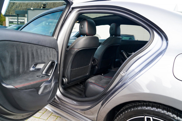 Mercedes-Benz A-Klasse 180 Premium Plus | Stoelverwarming | Panorama dak | Achteruitrijcamera | Digitaal dashboard