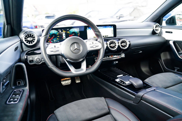 Mercedes-Benz A-Klasse 180 Premium Plus | Stoelverwarming | Panorama dak | Achteruitrijcamera | Digitaal dashboard