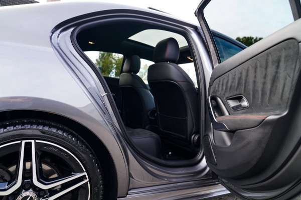 Mercedes-Benz A-Klasse 180 Premium Plus | Stoelverwarming | Panorama dak | Achteruitrijcamera | Digitaal dashboard