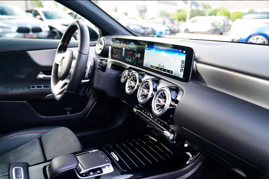 Mercedes-Benz A-Klasse 180 Premium Plus | Stoelverwarming | Panorama dak | Achteruitrijcamera | Digitaal dashboard