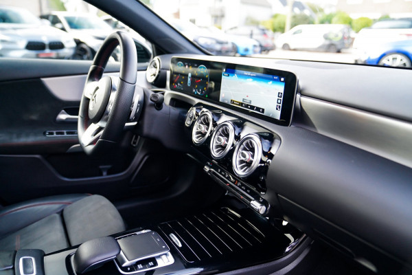 Mercedes-Benz A-Klasse 180 Premium Plus | Stoelverwarming | Panorama dak | Achteruitrijcamera | Digitaal dashboard